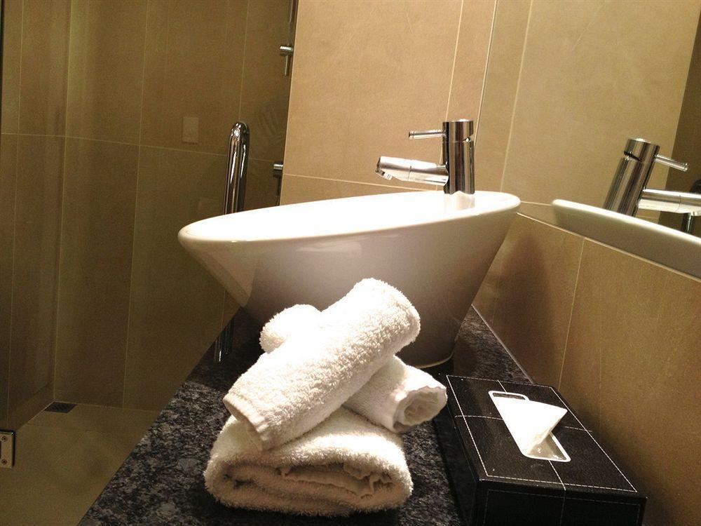 Luxury Lake Suites Квинстаун Экстерьер фото